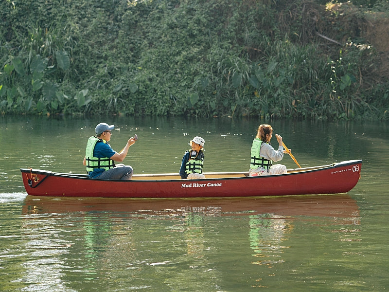 ผู้ร่วมงานพายเรือแคนูในแม่น้ำเพชรบุรี ปี 2025