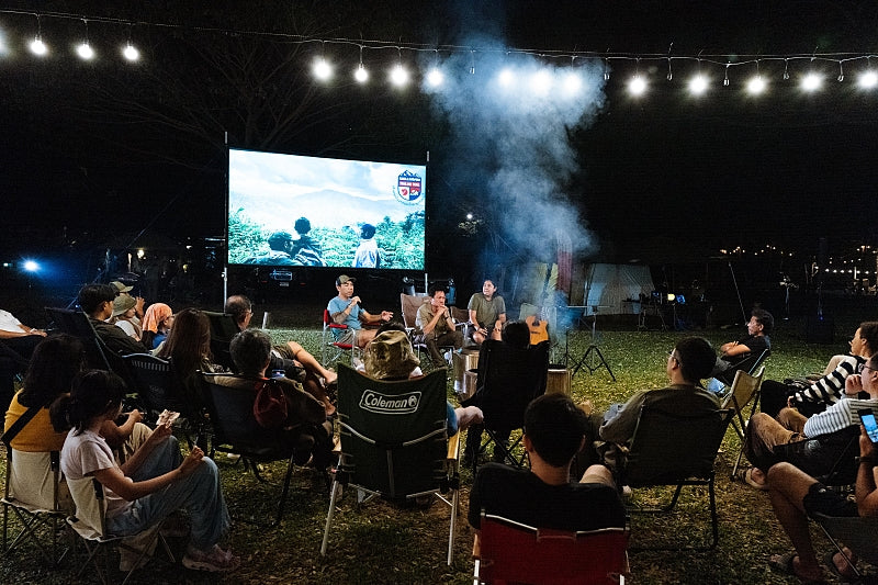 ผู้ร่วมงานนั่งฟังเวที Trek Talk ในช่วงค่ำ ปี 2025